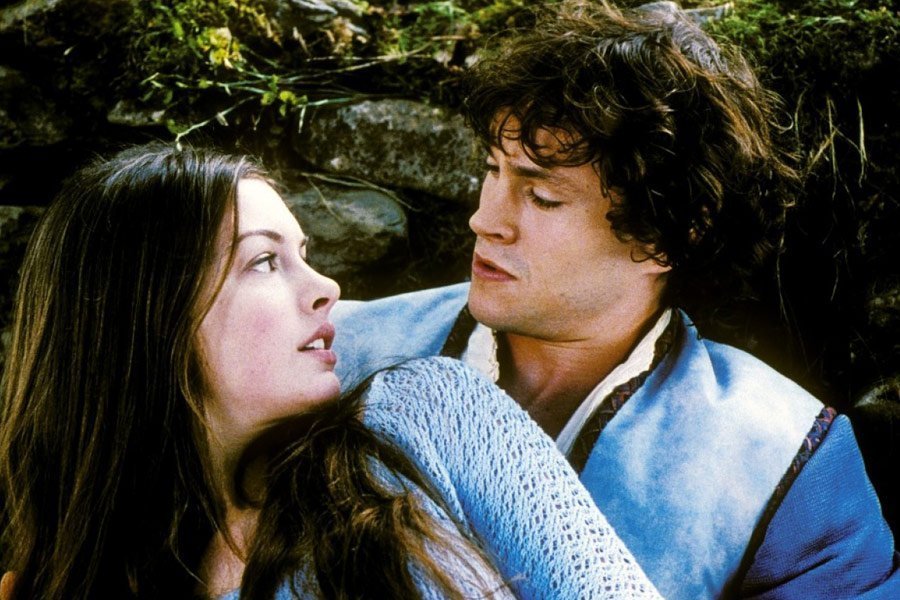 Anne Hathaway and Hugh Dancy in Ella Enchanted
