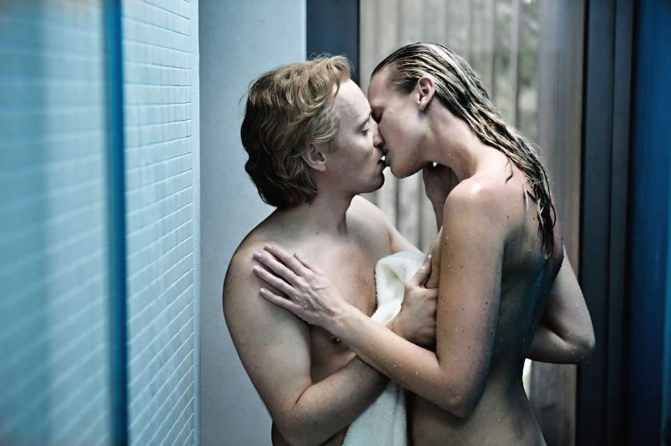 Aksel Hennie and Synnøve Macody Lund in Headhunters