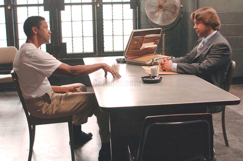 Denzel Washington and Russell Crowe in American Gangster